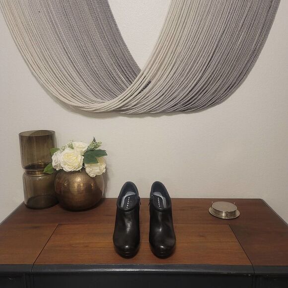 Trouve Black Leather Wedge Ankle Boots Sz 7.5 - Picture 2 of 8